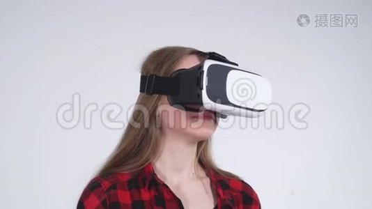 在虚拟现实头盔中旋转头部的女孩的特写镜头视频