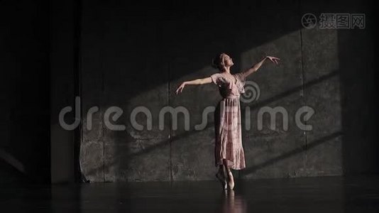 画室里一个穿着尖角鞋跳舞的芭蕾舞演员的肖像。 慢动作视频