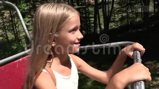 高山4k滑雪电缆铁路山区游客快乐女孩椅上提儿童视频