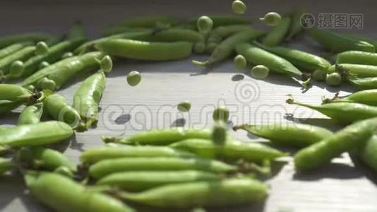桌上的新鲜豌豆视频