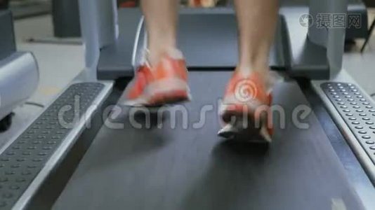 在跑步机上穿运动鞋跑男腿视频