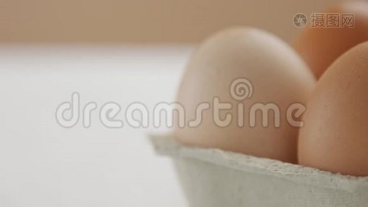 潘移动特写的鸡蛋和女人`手摘下最近的鸡蛋视频