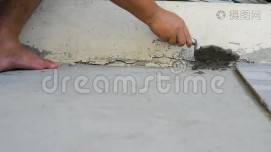 手工用泥刀和灰泥干水泥混凝土视频