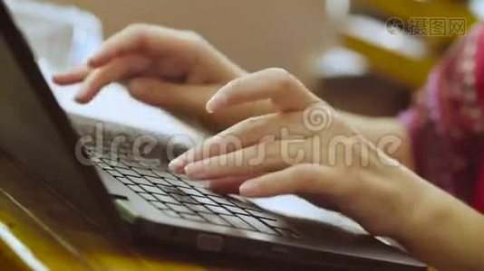 女人`电脑键盘视频