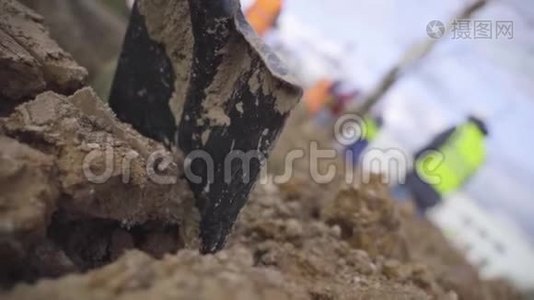 土堆里的铲子视频