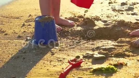 孩子踩泥的腿。视频
