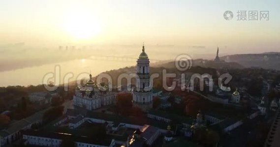 基辅Pechersk Lavra，基辅，乌克兰。 基辅-Pechersk Lavra在Dnipro河畔的一座小山上。视频