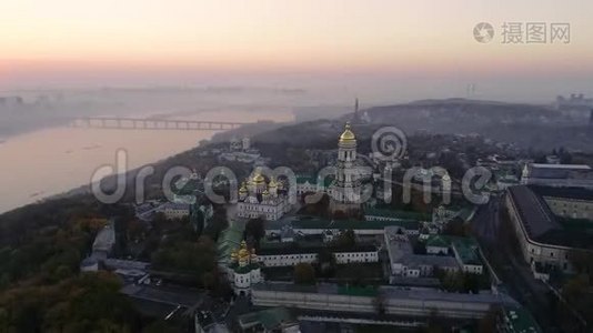 基辅Pechersk Lavra，基辅，乌克兰。 基辅-Pechersk Lavra在Dnipro河畔的一座小山上。视频