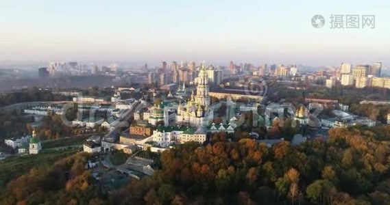 基辅Pechersk Lavra，基辅，乌克兰。 基辅-Pechersk Lavra在Dnipro河畔的一座小山上。视频