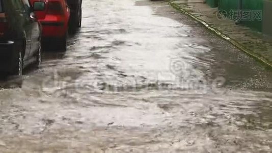 城市里下着大雨——一条水流缓慢的街道视频