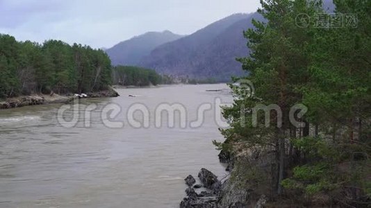 一条宽阔的河流，在两岸山林映衬下水流湍急视频