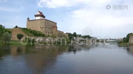 八月阴天的纳瓦河全景.. 俄罗斯和爱沙尼亚的边界视频