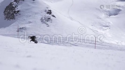 滑雪胜地。 滑雪者骑在斜坡上，突然断裂。 喷雪。 晴天视频