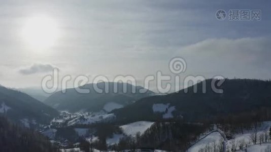 村庄里有覆盖着雪的建筑物。视频