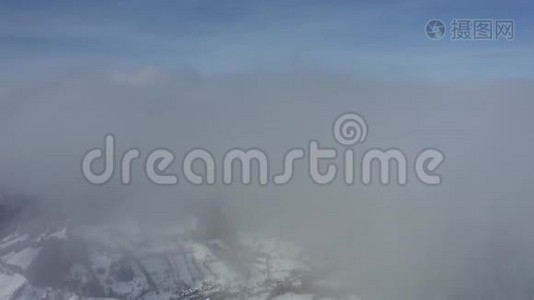 村庄里有覆盖着雪的建筑物。视频