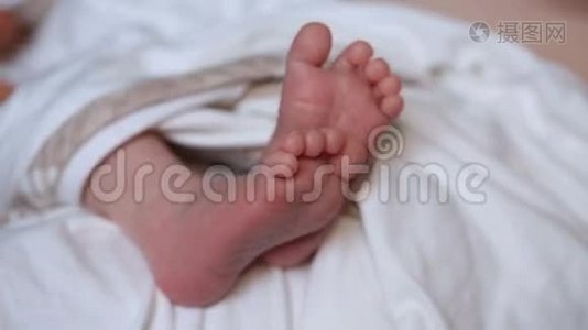 新生婴儿的脚视频