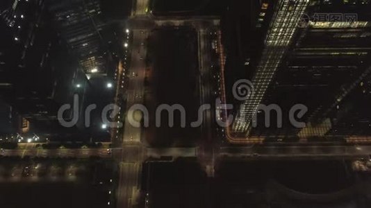 夜城，交通，顶景.. 中枪。 夜晚城市繁华街道的鸟瞰图.. 在马路上飞行视频