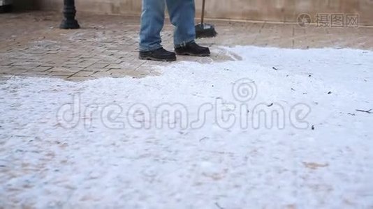 人清理人行道上的积雪.视频