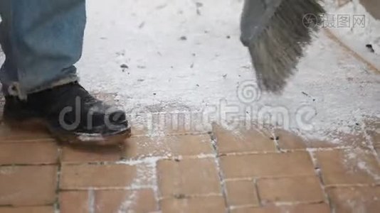 人清理人行道上的积雪.视频