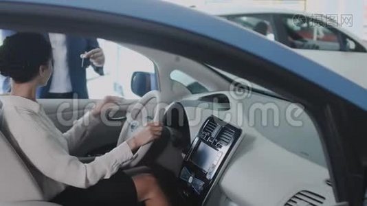 女商人在她的新汽车里从推销员那里得到一把汽车钥匙视频