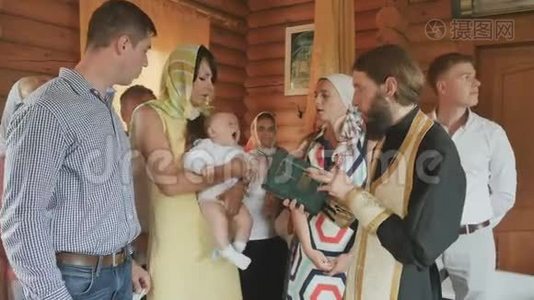 在婴儿洗礼仪式上，教母和母亲对新生儿进行殴打视频
