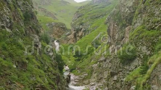 奥塞梯山脉两块岩石之间的山溪景观视频