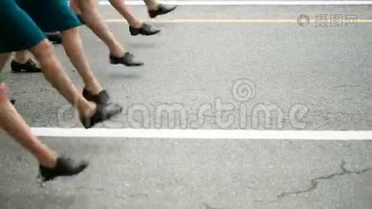 女兵在街上游行视频