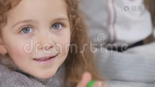 可爱少女的画像装饰了一座姜饼屋视频