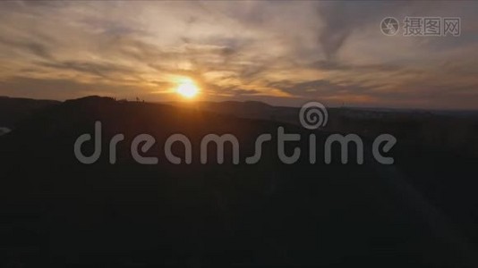 航拍人站在山顶欣赏日落..视频