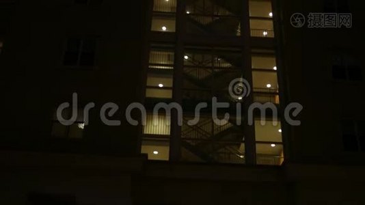 一家现代化的办公大楼夜间在楼梯间安装摄像头视频