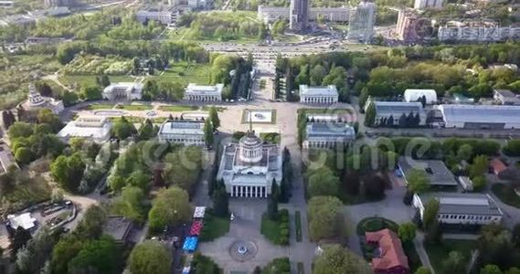 从无人机到国家展览中心和基辅国立大学的全景视频拍摄视频