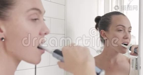 女孩用电动牙刷刷牙视频