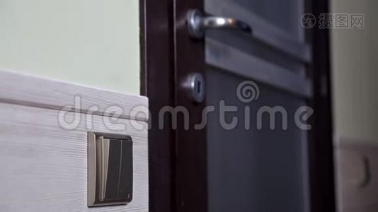 女孩打开并关上了公寓的门。 使用钥匙并锁门的人视频