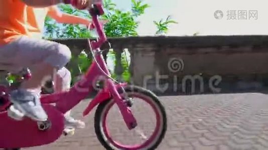 小女孩学骑自行车视频