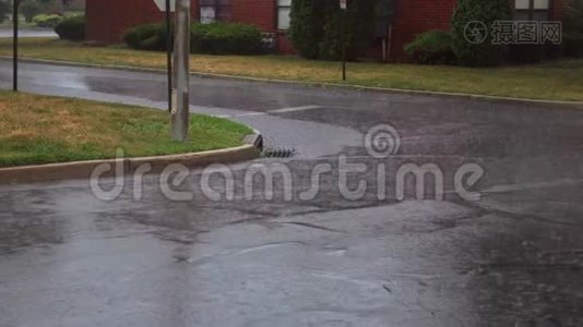 雨点落在路面上，雨点落在路上。 夏雨滴落在地上..视频