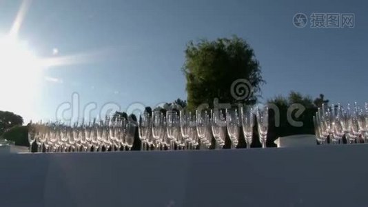许多空杯子用来在阳光下看香槟视频