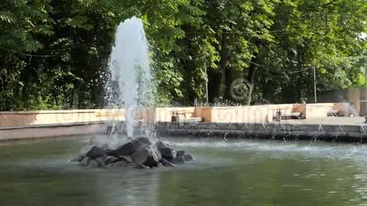 城市公园的喷泉。 慢动作视频