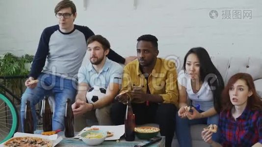 年轻朋友一起在家看电视上的足球赛，对他们最喜欢的球队输球感到失望视频