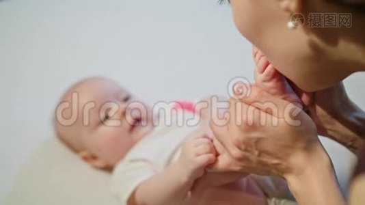 母亲亲吻婴儿的脚视频