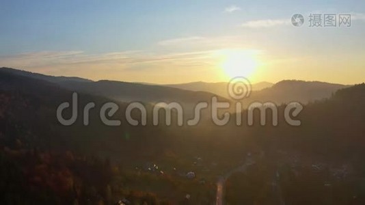 空中无人机视频飞越喀尔巴阡山脉，乌克兰，欧洲视频