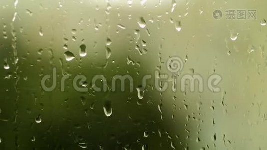 雨滴在窗户玻璃上视频