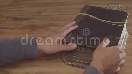 手打开一本早期基督教的古籍.. 来自东欧的中世纪圣经。视频
