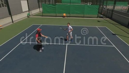 英俊的人教另一个人打网球视频
