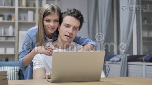 快乐青年夫妇在家在线视频聊天视频