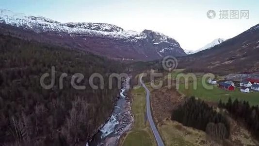 挪威景观的空中景观有洪水泛滥的河流，山顶上有雪的沼泽和绿色的田野视频
