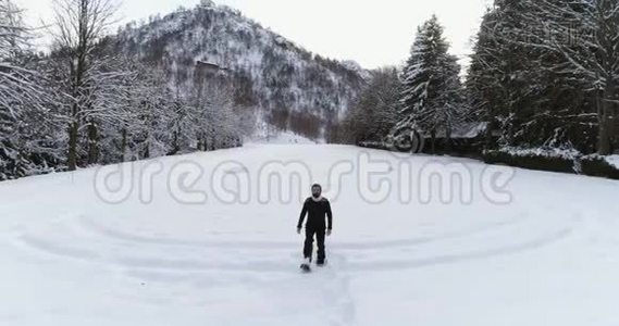 冬天，在松林林附近的雪覆盖的田野上，人们背着雪鞋散步。 欧洲阿尔卑斯山视频