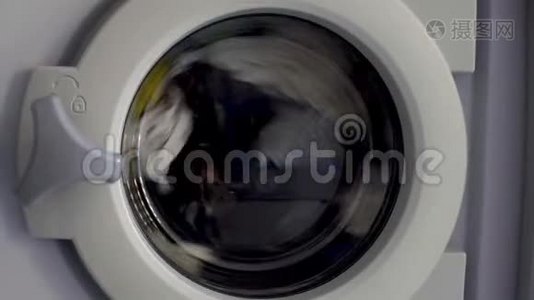 洗衣机清洗衣物，家庭洗衣日，家用电器视频