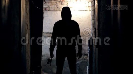 人站在黑暗的隧道里视频