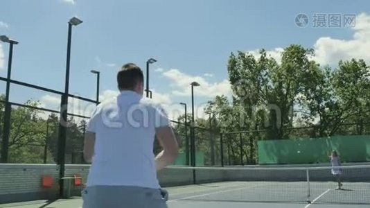 两个年轻朋友在户外的网球场打网球视频