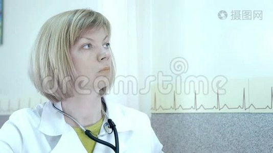 女医生的肖像。 医生用超声波诊断视频